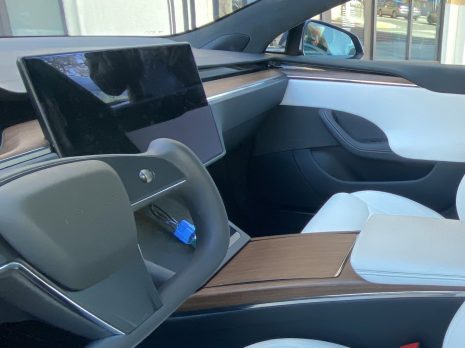 Tesla Model 2 Tesla Model S with Yoke Steering wheel hits the public streets: First look tesla-model-s-yoke-steering-wheel-interior-465x348